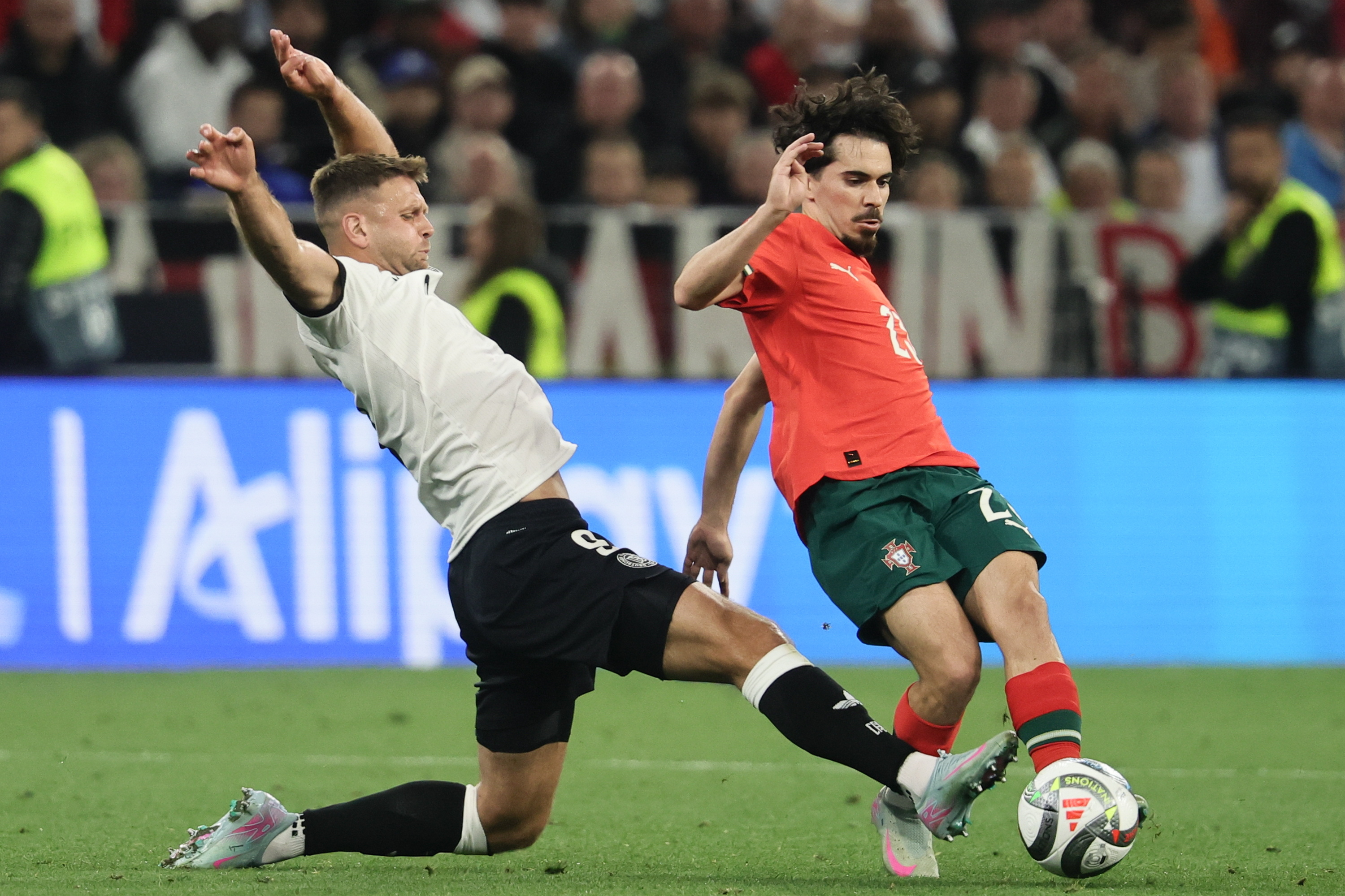 咪咕官方网站 -窗口期葡萄牙体育备战欧冠,更衣室发声细节曝光,质疑声仍在,训练强度明显提升的简单介绍